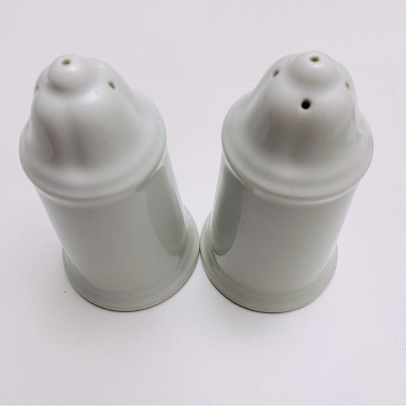 New salt and Pepper Shakers - Picture 1 of 2